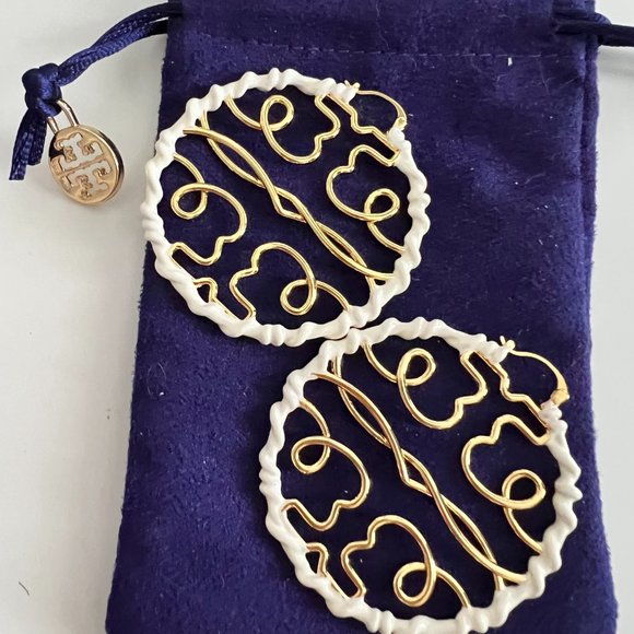 TORY BURCH TWISTED MILLER TORY GOLD HOOP 18K PLATED / FRENCH CREAM (IVORY) - Picture 7 of 7